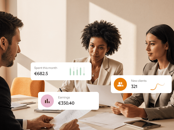 Person arbeitet am Laptop mit digitalen Datenvisualisierungen und Algorithmen zur Analyse und Optimierung von Gesch&auml;fts- oder Produktionsprozessen