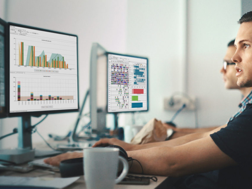 Hand in Hemd mit Stift vor transparenter digitaler Zeitplan- oder Projektmanagementgrafik
