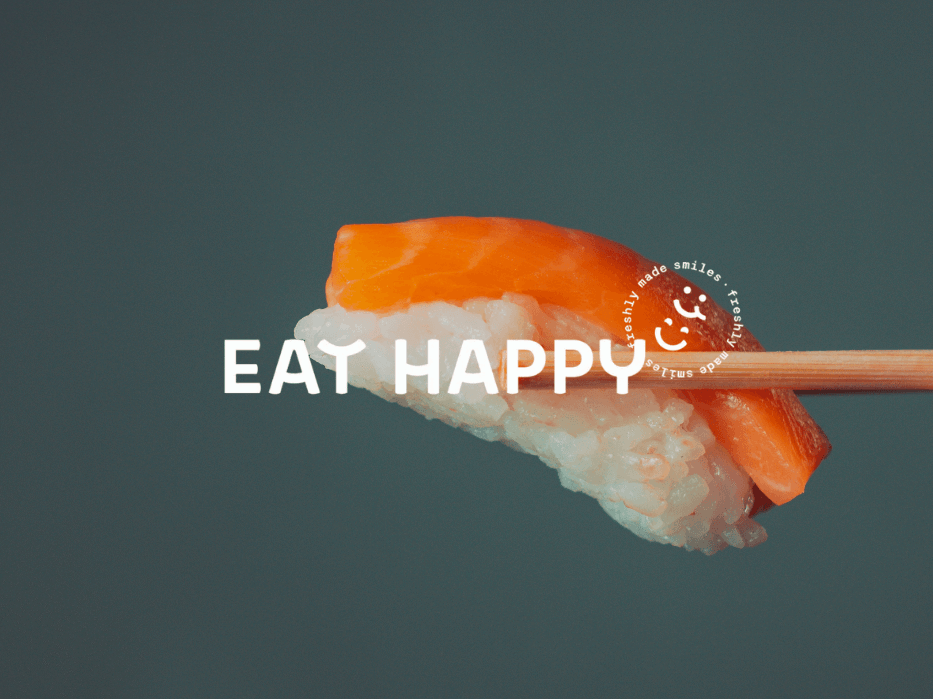 St&auml;bchen halten ein St&uuml;ck Sushi mit Reis und rohem Fisch vor einem einfarbigen Hintergrund