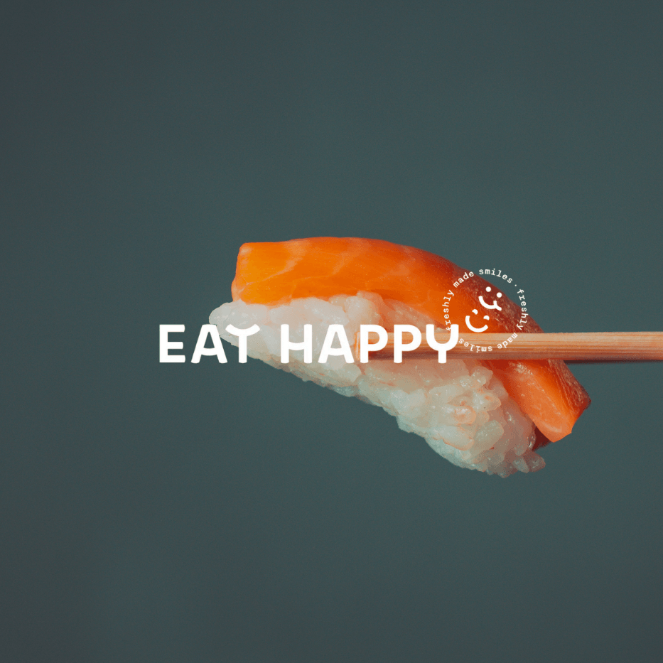 St&auml;bchen halten ein St&uuml;ck Sushi mit Reis und rohem Fisch vor einem einfarbigen Hintergrund