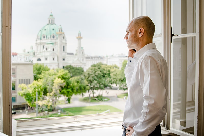 christian-stiefsohn-geschaeftsfuehrer-mcp-ausblick-karlskirche