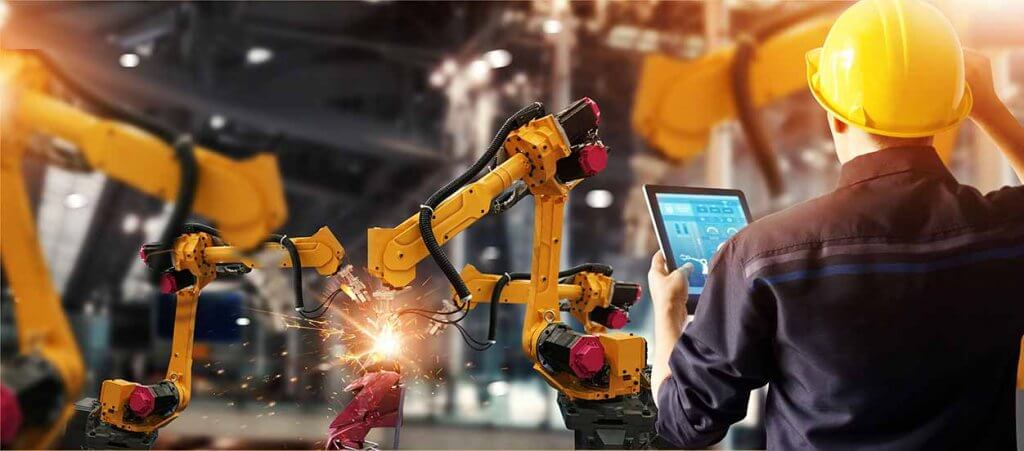 digitalisierung-produktionsplanung-arbeiter-mit-hut-in-produktion